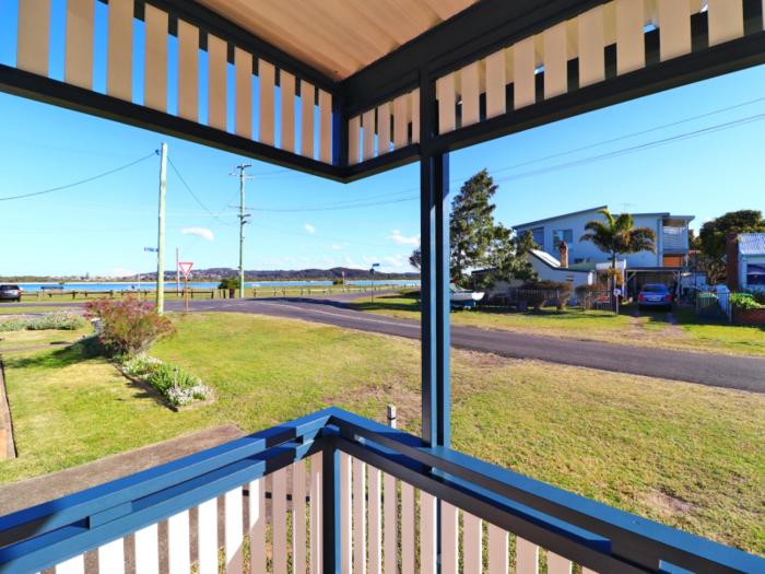 Waterside Retreat at Blacksmiths Beach - Swansea Channel