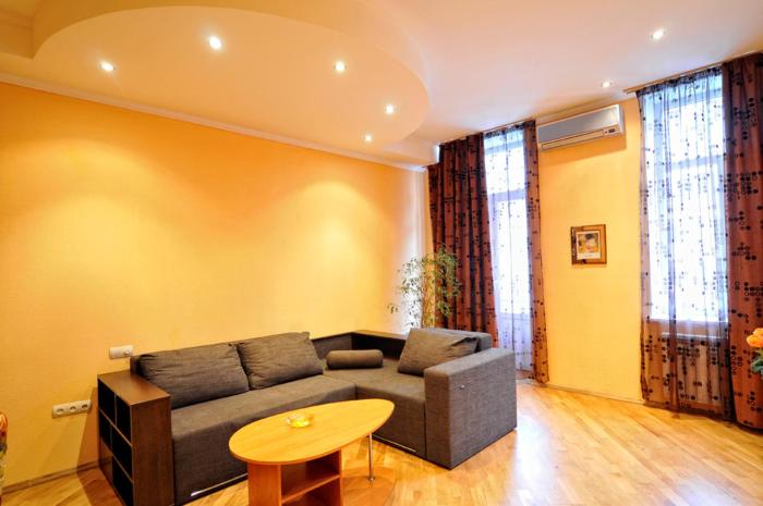 Квартира на Золотых воротах, Центр