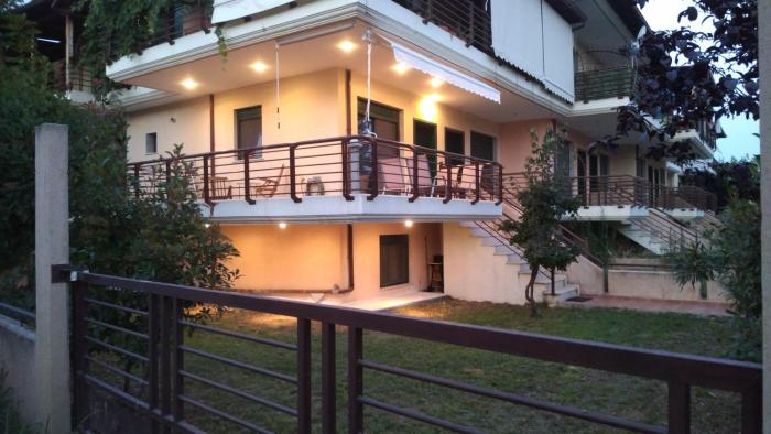 Garden maisonnette 2-bedrooms sleeps 6 adults 200m from sandy beach