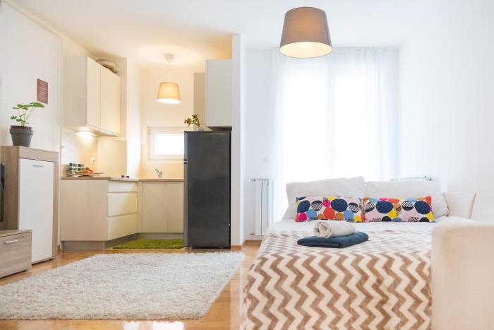 Cute and Sunny Studio with Balcony & Free Parking