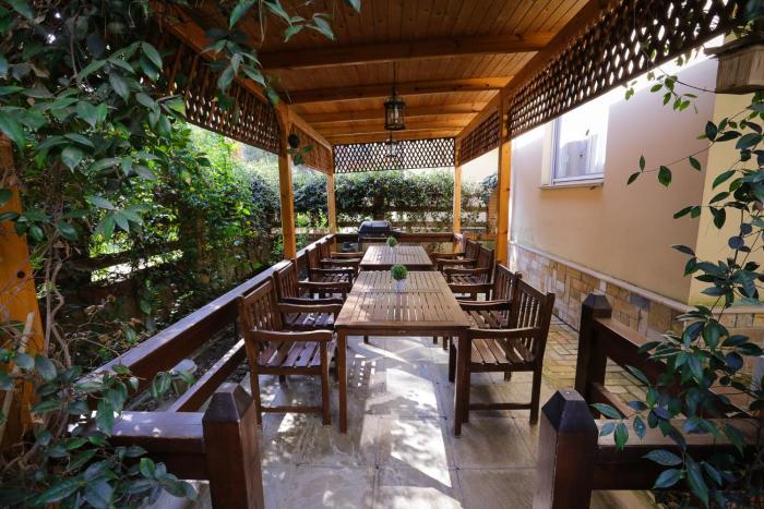 Pine-Tree Apt w Private Garden 50 m from the Sea