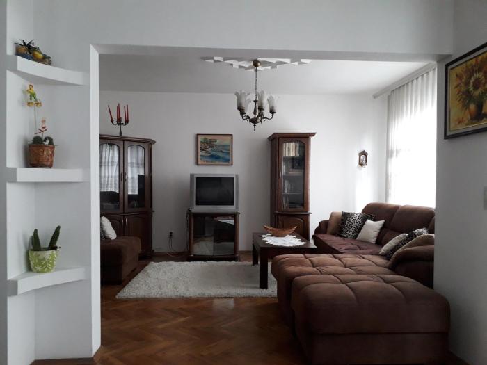 Family style, main street, 20 minutes from the sea