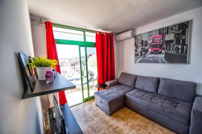 Apartment with big pool and sea view