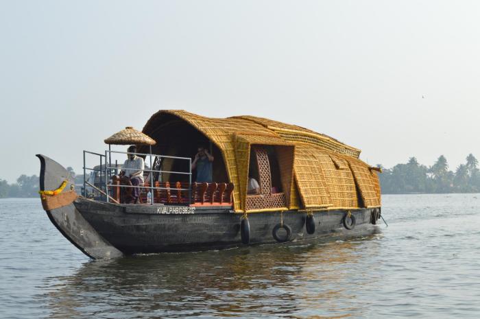 Tharas Houseboat