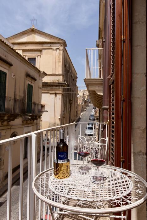 Macramè in centro storico a Noto