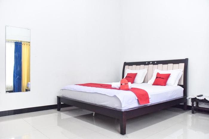 RedDoorz near Sultan Hasanuddin Airport 2 Makassar