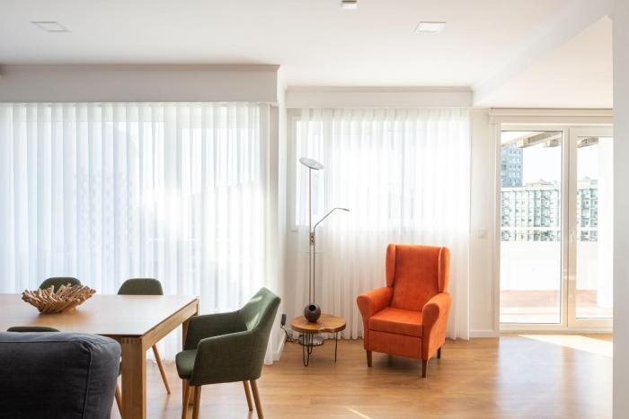 LovelyStay - Penthouse Balcony Apartment