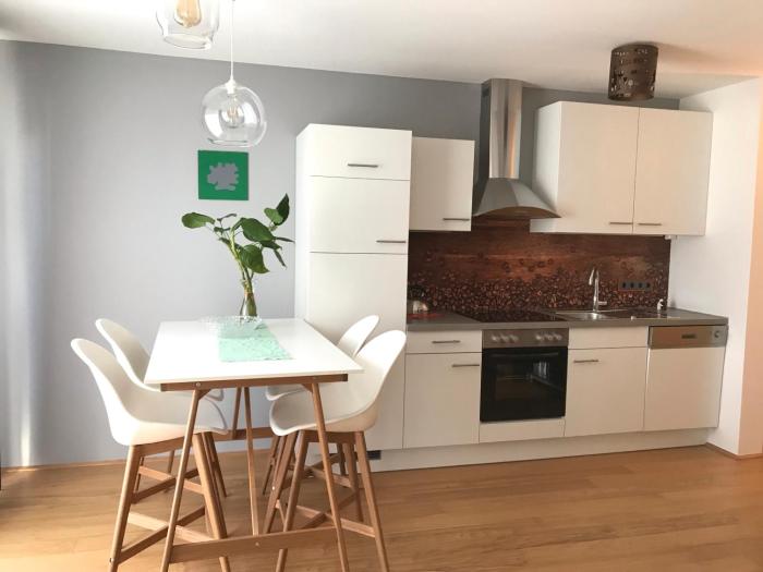 Yellow Flower Apartment with Pool - 5 min to Lake