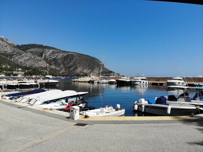 Cabanon les pieds dans leau