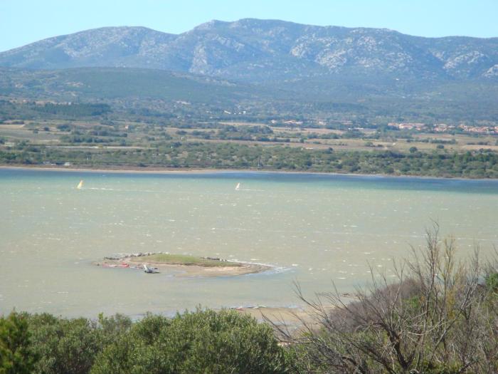 Leucate,cadre arboré,ombragé,sous les cyprès