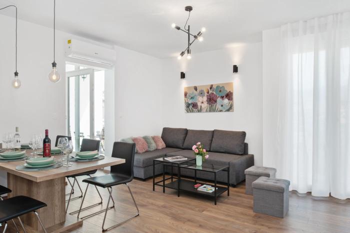 Comfortable 3-Bedroom Apartment with Balcony and Fast Wi-Fi - 10 Minutes from Old Town