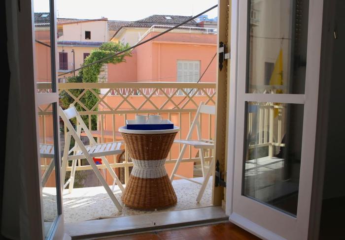 Old Town Apartment next to Seafront Promenade