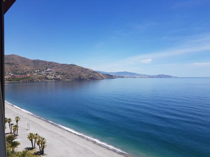 Ático en Almuñecar. Primera línea de playa con vistas espectaculares