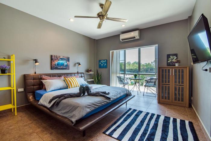 Super nice townhouse in city center, 10 minutes walk to beach, night market ...