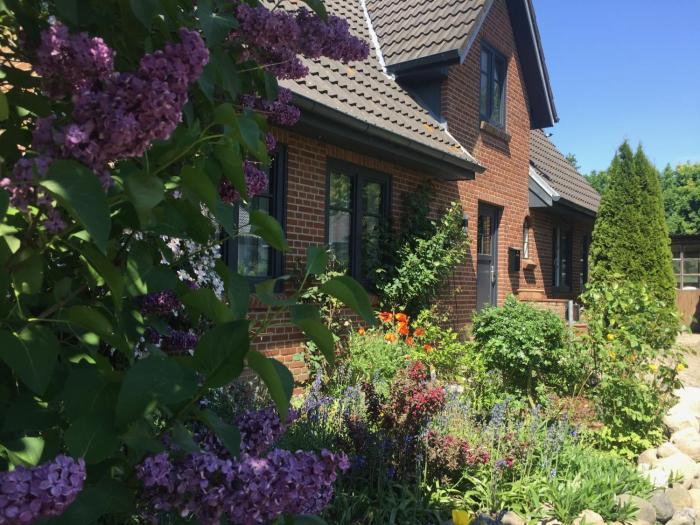 Charmantes Haus mit zwei Ferienwohnungen und großem Garten in Aventoft - Enjoy!