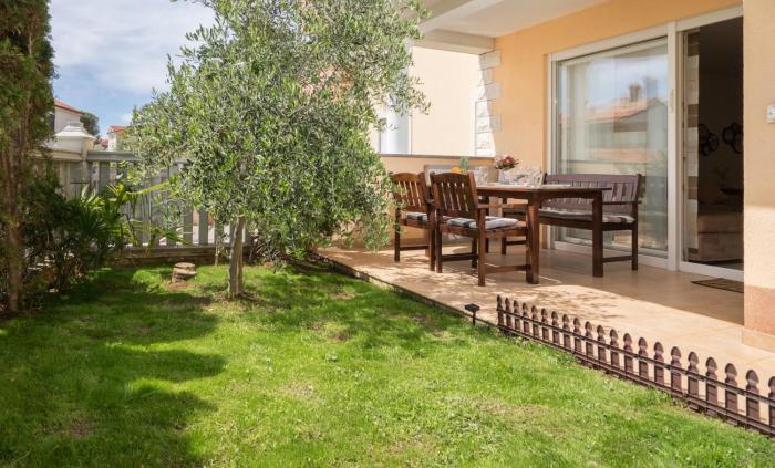 Spacious apartment with the garden, near the sandy beach