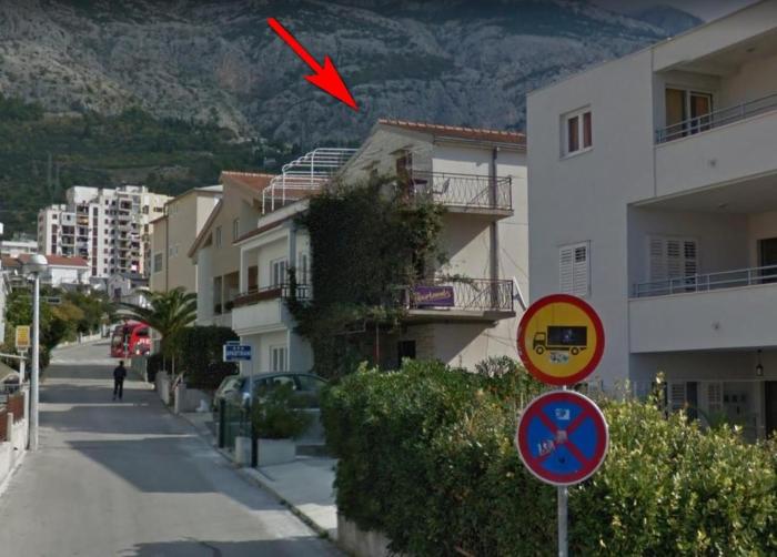 Apartments with a parking space Makarska 17224