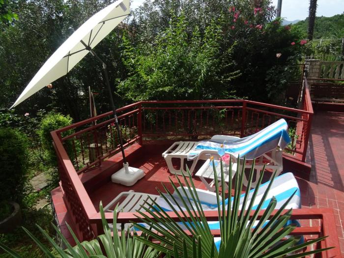 Apartman Iris na uzvisini s terasom