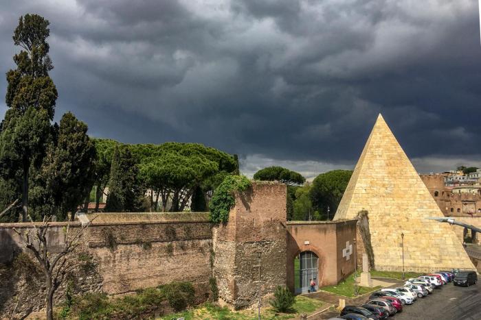 LUMINOSA VISTA PIRAMIDE