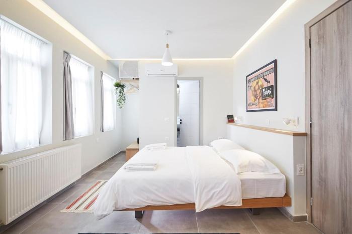 Stay in a hip decorated studio near Acropolis!