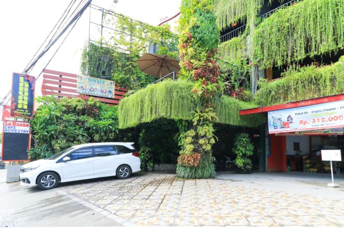 Labuana Homestay and Cafe Garden Makassar