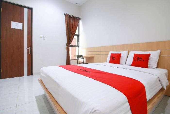 RedDoorz Syariah near Universitas Jenderal Soedirman