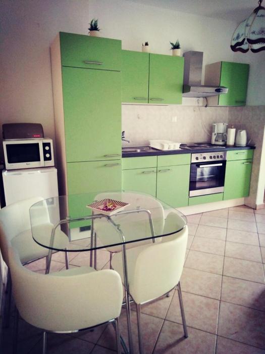 Sweet green apartment with garden
