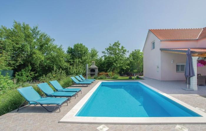 Villa Radosevic near Split, heated pool