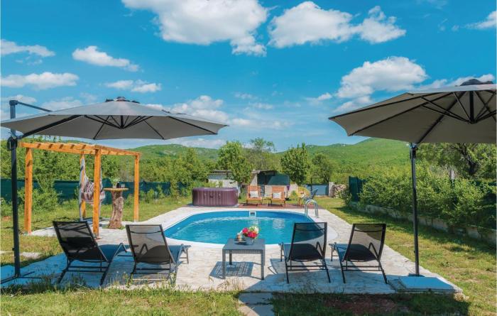 Awesome Home In Unesic With 3 Bedrooms, Jacuzzi And Wifi