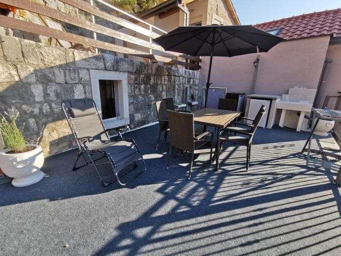 Explore old town andthe beauties in Omiš staying at Apartment Olmissum