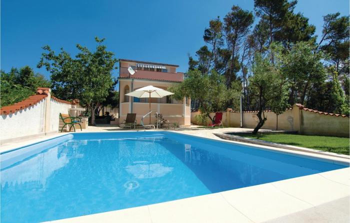 Nice Home In Banjol With 2 Bedrooms, Wifi And Outdoor Swimming Pool