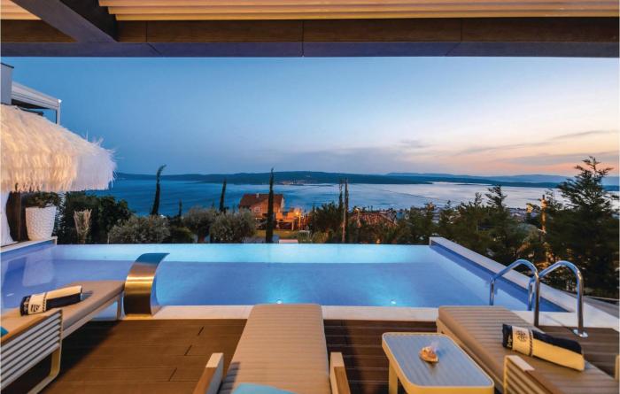Stunning home in Crikvenica with 4 Bedrooms Jacuzzi and Sauna