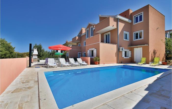 Stunning Home In Okrug Donji With 6 Bedrooms, Wifi And Outdoor Swimming Pool