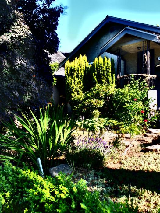Compact private room, private bathroom, laundry & free parking in a lovely Vancouver neighborhood