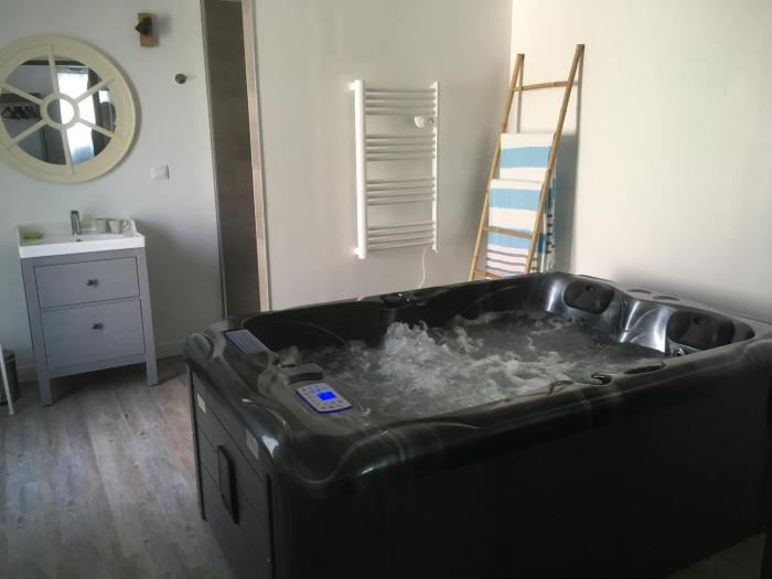 Gîte avec jacuzzi privatif à proximité de locéan