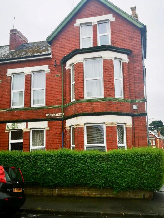 SPACIOUS 2 BEDROOM apartment with FREE PARKING - JCT 27 Cardiff side of Newport