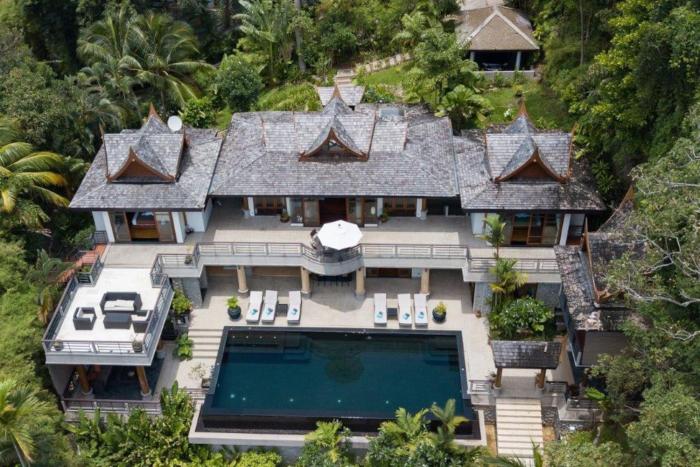 Luxury 4 bedrooms Villa with Seaview Infinity Pool overlooking Surin Beach