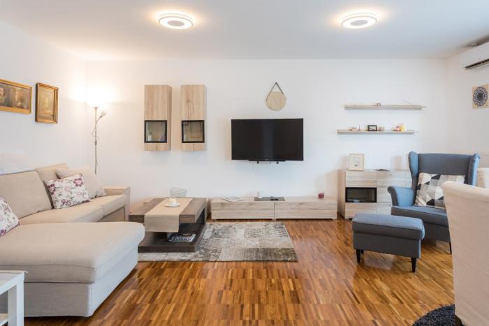 Spacious 2BDR Apartment - FREE PARKING