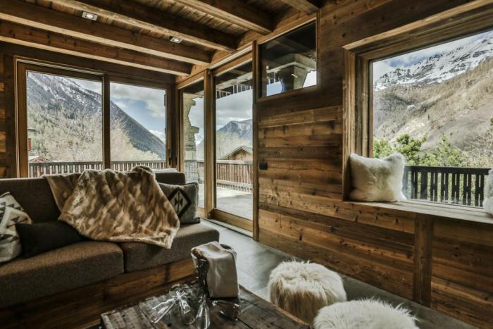 HelloChalet - Chalet Seventy One - Larger Family Ski Chalet in the center
