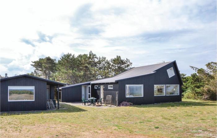 Three-Bedroom Holiday Home In Hundested