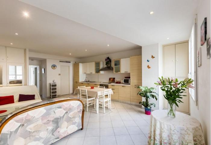 L OLIVIER Modern and Bright Historic Center Gem, 150m from the beach