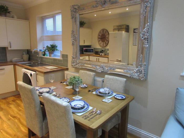 Apartment 1 Exquisite two king bedroom with en suites - close to the town centre, rail, airport and theatre