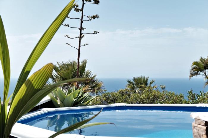 ZenRepublic, your private villa with outdoor jacuzzi & pool with stunning ocean views