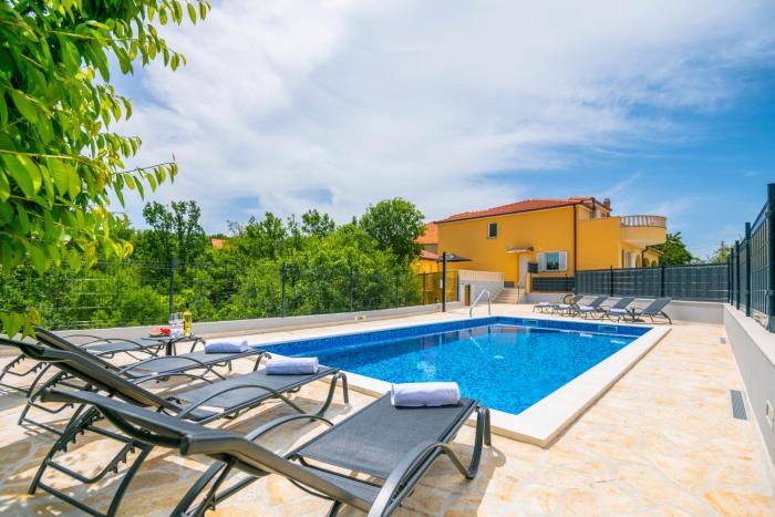 Villa Mile-with private heated pool