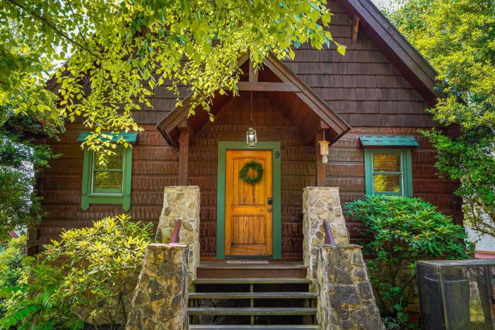 Reflections, Hot Tub, Pool, WIFI, 560 FREE tickets each paid day!!!