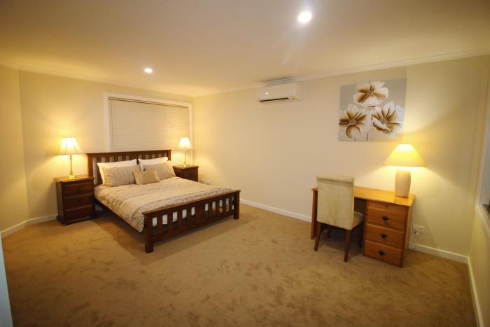 Silver House - Melbourne Airport Accommodation - 7 Minutes from Melbourne Airport