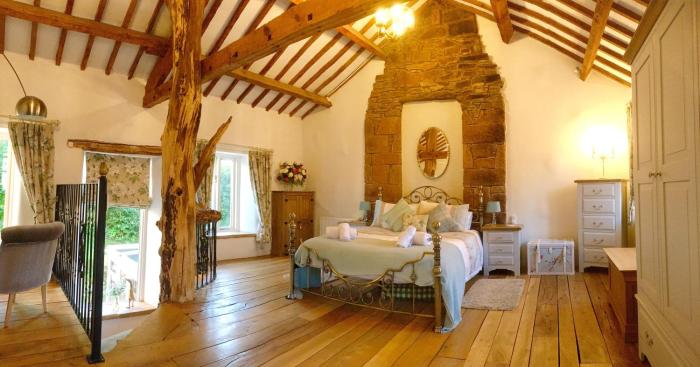 Romantic Quirky Cottage with private garden and parking