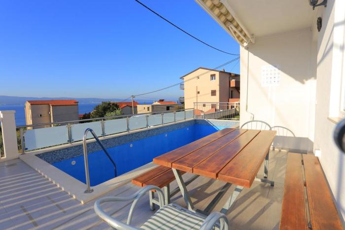 Apartments with a swimming pool Mali Rat Omis 9698