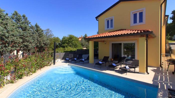 Beautiful villa Mugeba I with pool in Porec near the aquapark