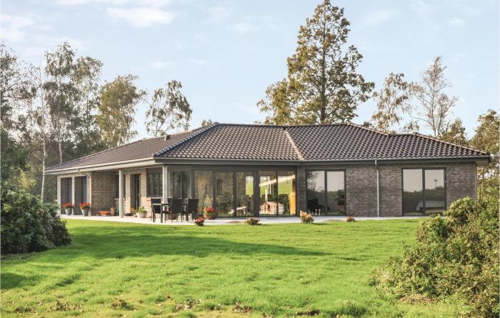 Four-Bedroom Holiday Home In Hesselager